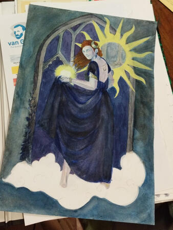 Femme se tenant de dos devant une fenêtre gothique en tenant sa robe, entourées de symboles célestes stylisés.